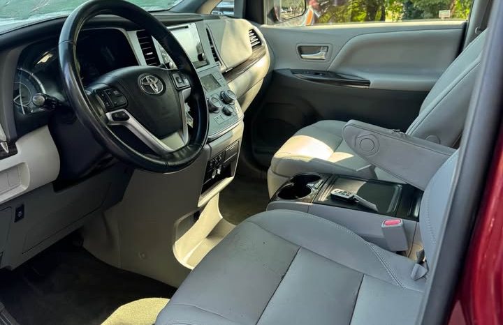 2017 Toyota sienna XLE Minivan full