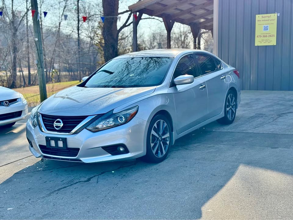 2016 Nissan Altima SR's photo
