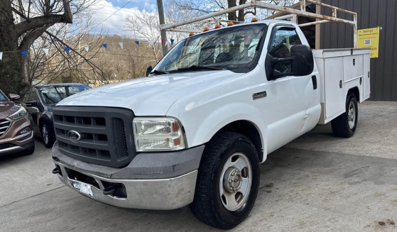 2005 Ford f350 super duty regular cab & chassis 141″ W.B. 2D full
