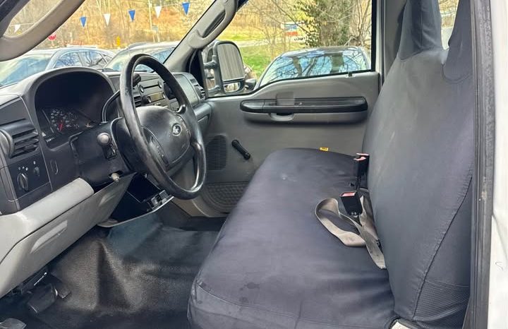 2005 Ford f350 super duty regular cab & chassis 141″ W.B. 2D full