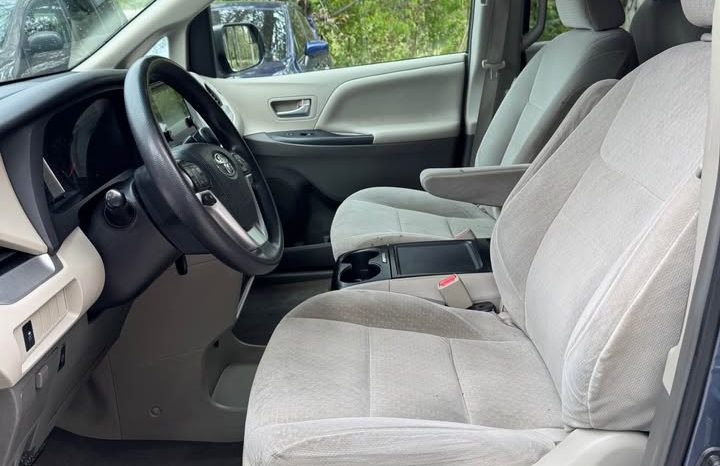 2015 Toyota sienna LE Minivan 4D full